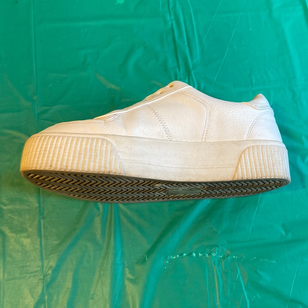 Women’s white tennis shoes